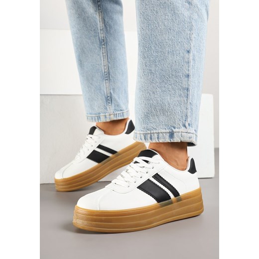 Białe Sneakersy w Stylu Klasycznych Tenisówek z Ozdobnymi Paskami Dellien ze sklepu born2be.pl w kategorii Buty sportowe damskie - zdjęcie 179529143