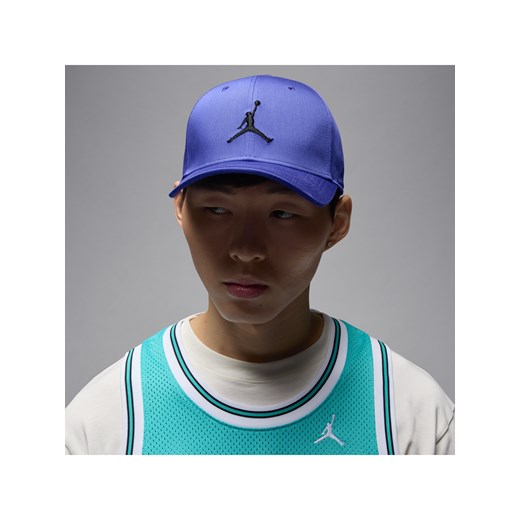 Czapka o usztywnianej konstrukcji z wygiętym daszkiem Jordan Rise - Fiolet ze sklepu Nike poland w kategorii Czapki z daszkiem męskie - zdjęcie 179536504