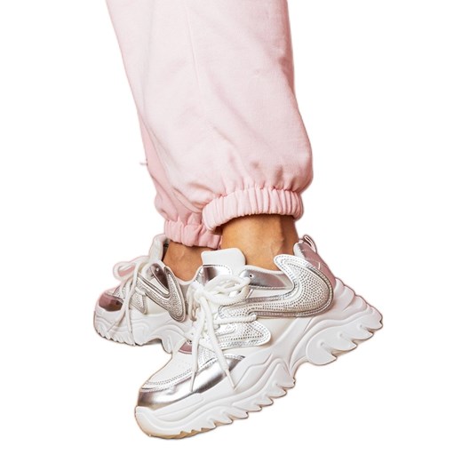 Białe sneakersy na masywnej podeszwie z cyrkoniami ze sklepu ButyModne.pl w kategorii Buty sportowe damskie - zdjęcie 179536804
