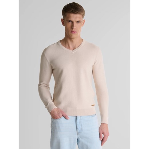Sweter męski bawełniany klasyczny z dekoltem w serek beżowy Vasonitex 801 ze sklepu Big Star w kategorii Swetry męskie - zdjęcie 179541114