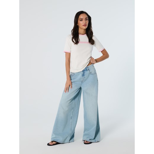 Biała bluzka damska Sinsay z napisami z okrągłym dekoltem casual 