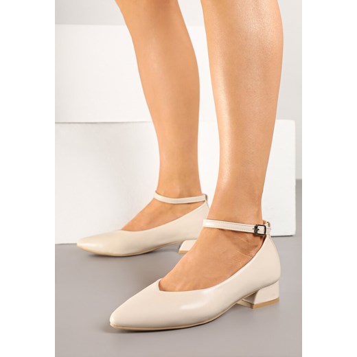 Czółenka Born2be z klamrą na obcasie 