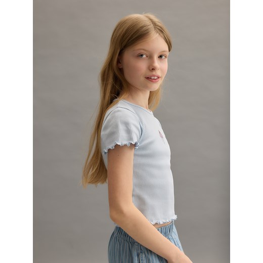 Reserved - Prążkowany t-shirt z aplikacją - jasnoniebieski Reserved 122/128 (6-8 lat) Reserved