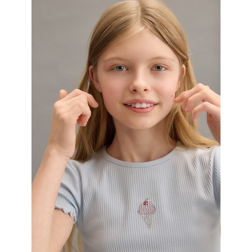 Reserved - Prążkowany t-shirt z aplikacją - jasnoniebieski Reserved 122/128 (6-8 lat) Reserved