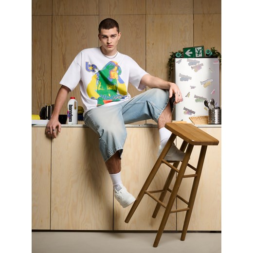 Cropp - Billie Eilish na białej koszulce - biały ze sklepu Cropp w kategorii T-shirty męskie - zdjęcie 179618154