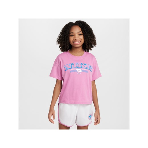 T-shirt dla dużych dzieci (dziewcząt) Nike Sportswear - Różowy ze sklepu Nike poland w kategorii Bluzki dziewczęce - zdjęcie 179627662