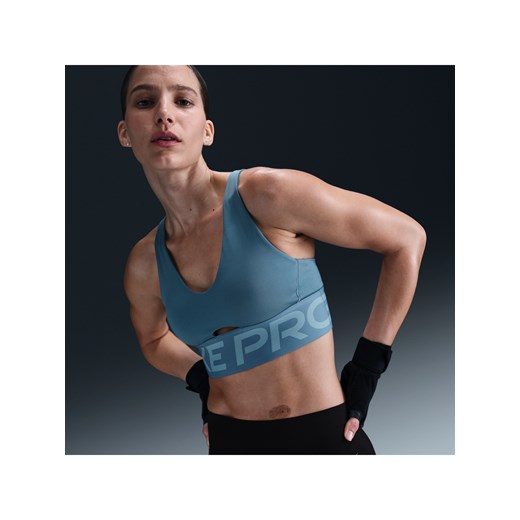 Damski stanik sportowy z wkładkami i średnim wsparciem Nike Pro Indy Plunge - Niebieski ze sklepu Nike poland w kategorii Biustonosze - zdjęcie 179627701