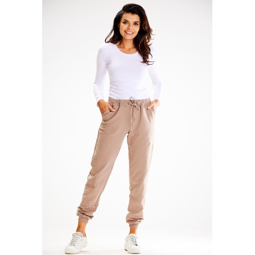 Spodnie typu joggers z kieszeniami - latte ze sklepu Cudmoda w kategorii Spodnie damskie - zdjęcie 179651504