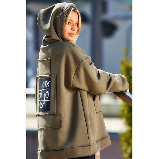 Bluza damska z ozdobnymi naszywkami - khaki ze sklepu Cudmoda w kategorii Bluzy damskie - zdjęcie 179651620