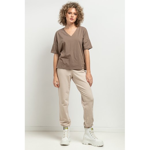 Luźny t-shirt z dekoltem V - cappuccino ze sklepu Cudmoda w kategorii Bluzki damskie - zdjęcie 179651933