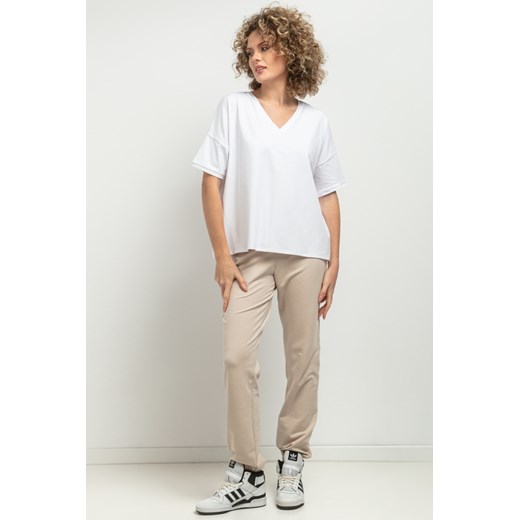Luźny t-shirt z dekoltem V - biały ze sklepu Cudmoda w kategorii Bluzki damskie - zdjęcie 179651934