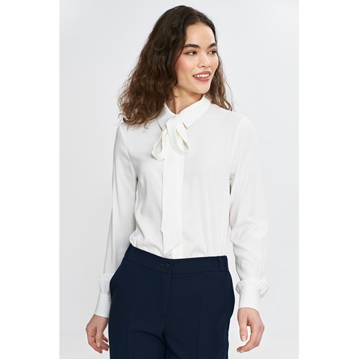 Elegancka bluzka z szarfą pod szyją - ecru ze sklepu Cudmoda w kategorii Bluzki damskie - zdjęcie 179654833