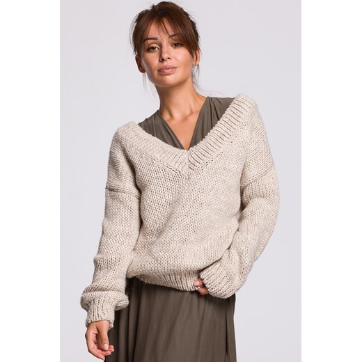 Sweter z dekoltem V - beżowy ze sklepu Cudmoda w kategorii Swetry damskie - zdjęcie 179656031