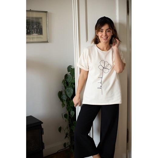 Klasyczny t-shirt z nadrukiem - śmietankowy ze sklepu Cudmoda w kategorii Bluzki damskie - zdjęcie 179656634