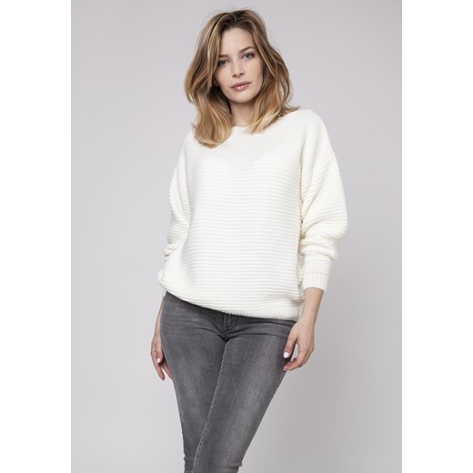 Sweter oversize z dekoltem w łódkę - ecru ze sklepu Cudmoda w kategorii Swetry damskie - zdjęcie 179656773