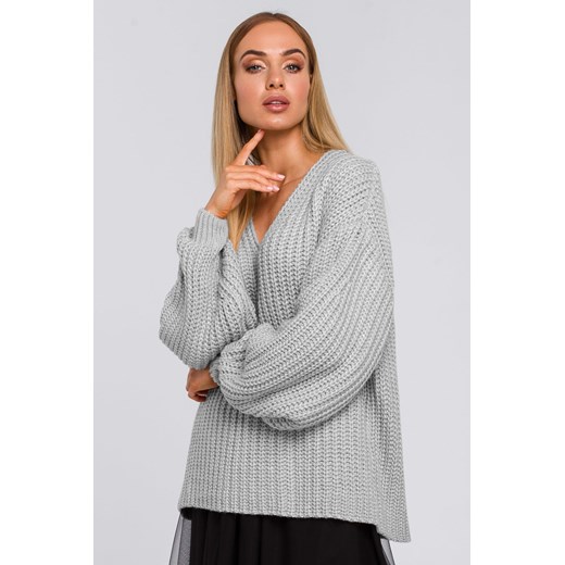 Sweter oversize z dekoltem w serek - popielaty ze sklepu Cudmoda w kategorii Swetry damskie - zdjęcie 179656971