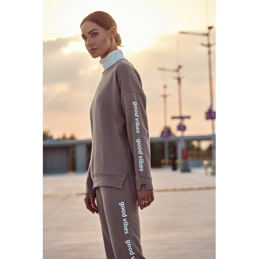 Bluza damska z logo good vibes - cappuccino ze sklepu Cudmoda w kategorii Bluzy damskie - zdjęcie 179657090