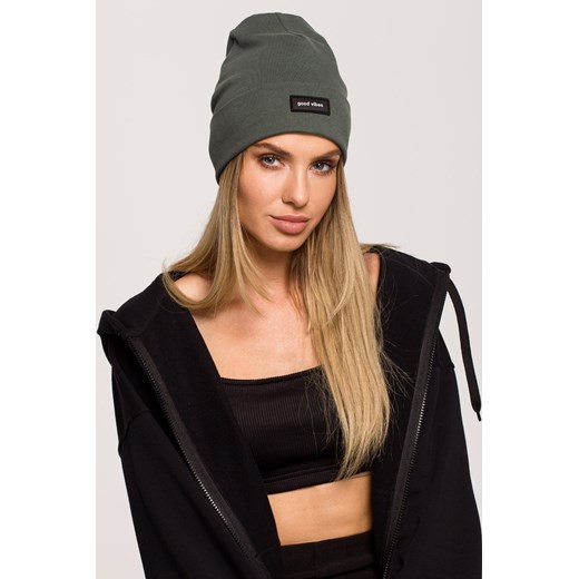 Czapka beanie unisex z naszywką good vibes - militarno-zielona ze sklepu Cudmoda w kategorii Czapki zimowe damskie - zdjęcie 179657104