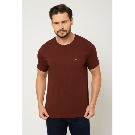 T-shirt męski pod marynarkę - bordowy ze sklepu Cudmoda w kategorii T-shirty męskie - zdjęcie 179657281