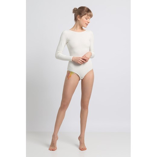 Body prążkowane z długimi rękawami - białe OUTLET ze sklepu Cudmoda w kategorii Body damskie - zdjęcie 179657534