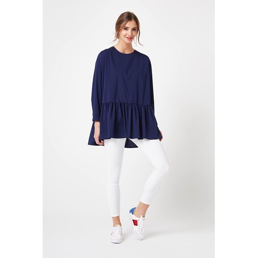 Bluza oversize zapinana z tyłu - granatowa ze sklepu Cudmoda w kategorii Bluzki damskie - zdjęcie 179658940