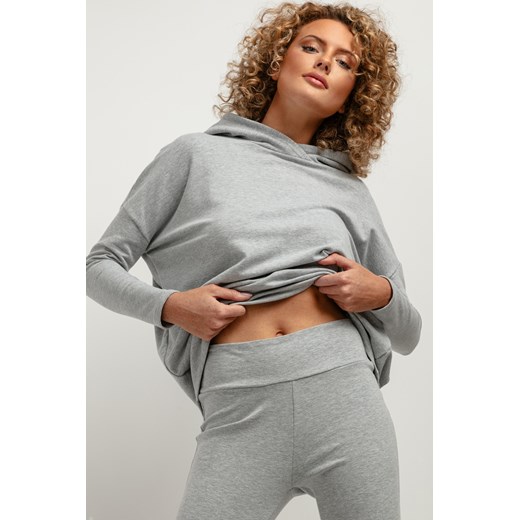 Luźna bluza damska o obszernym kroju - jasnoszara ze sklepu Cudmoda w kategorii Bluzy damskie - zdjęcie 179659653