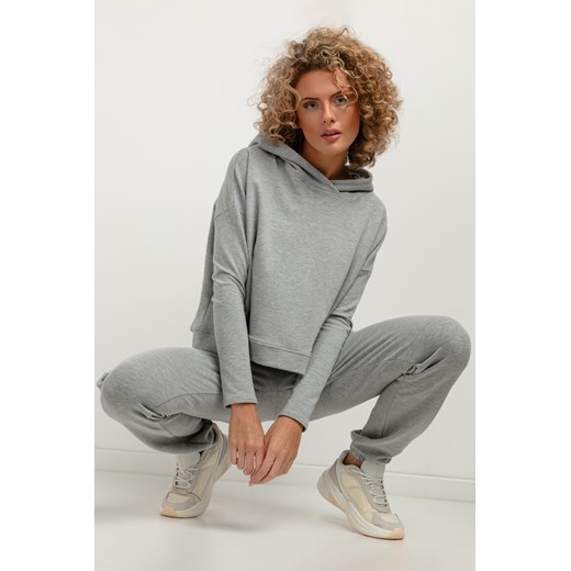 Krótka bluza damska z kapturem - jasnoszara ze sklepu Cudmoda w kategorii Bluzy damskie - zdjęcie 179659661