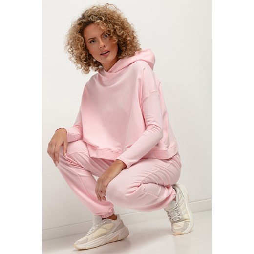 Krótka bluza damska z kapturem - jasnoróżowa ze sklepu Cudmoda w kategorii Bluzy damskie - zdjęcie 179659663