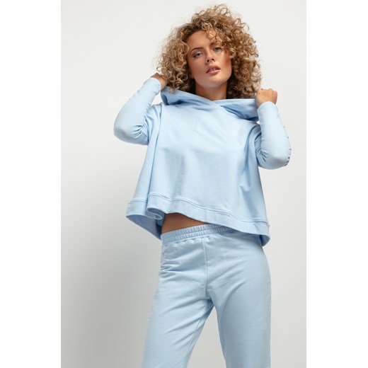 Krótka bluza damska z kapturem - jasnoniebieska ze sklepu Cudmoda w kategorii Bluzy damskie - zdjęcie 179659664