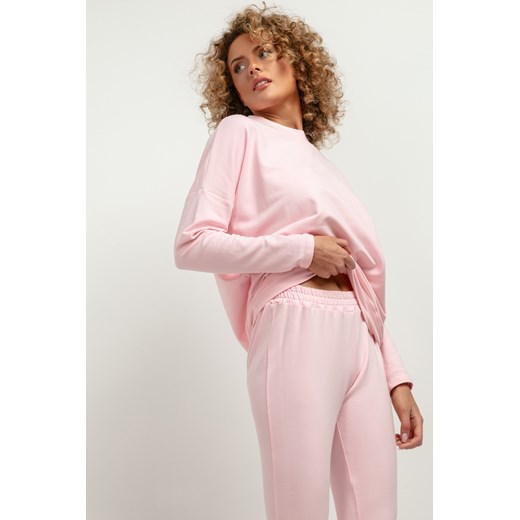 Prosta bluza damska z dzianiny - jasnoróżowa ze sklepu Cudmoda w kategorii Bluzy damskie - zdjęcie 179659671