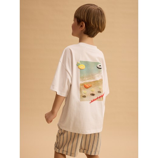 Reserved - T-shirt oversize z nadrukiem - biały - id: 080CJ-00X - marki Reserved - 179675771 Reserved - T-shirt oversize z nadrukiem - biały ze sklepu Reserved w kategorii T-shirty chłopięce - zdjęcie 179675771