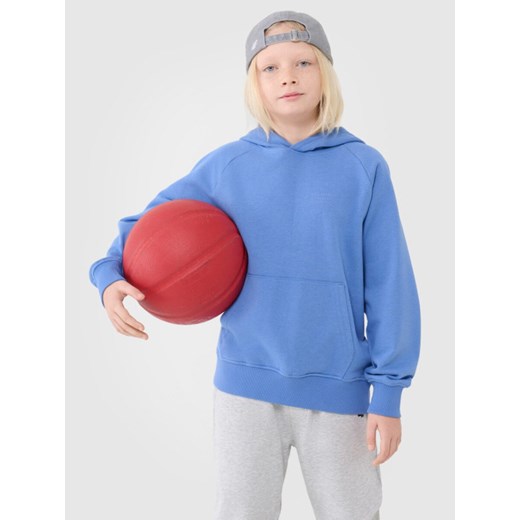 Chłopięca bluza dresowa nierozpinana z kapturem 4F 4FJWSS25TSWSM1712 - niebieska ze sklepu Sportstylestory.com w kategorii Bluzy chłopięce - zdjęcie 179684974