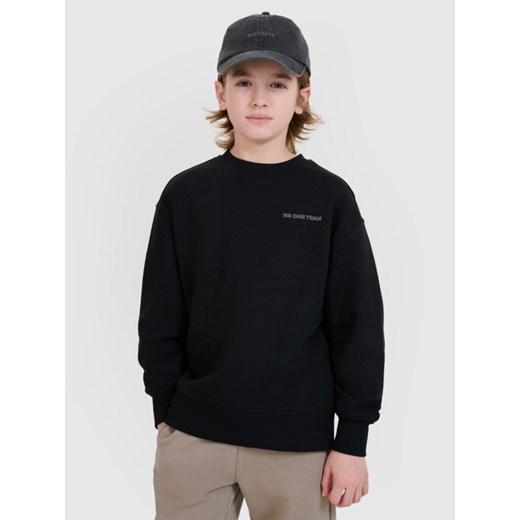 Chłopięca bluza dresowa bez kaptura nierozpinana 4F 4FJWSS25TSWSM1713 - czarna ze sklepu Sportstylestory.com w kategorii Bluzy chłopięce - zdjęcie 179684990