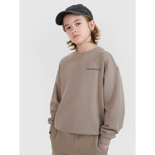 Chłopięca bluza dresowa bez kaptura nierozpinana 4F 4FJWSS25TSWSM1713 - beżowa ze sklepu Sportstylestory.com w kategorii Bluzy chłopięce - zdjęcie 179685002