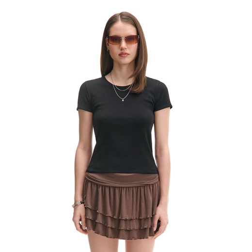 Cropp - Czarna dopasowana koszulka basic - czarny ze sklepu Cropp w kategorii Bluzki damskie - zdjęcie 179699214