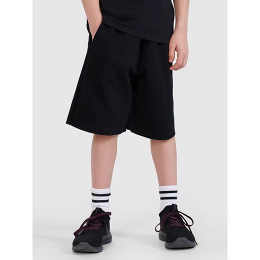 Chłopięce spodenki dresowe 4F 4FJRSS25TSHOM685 - czarne ze sklepu Sportstylestory.com w kategorii Spodenki chłopięce - zdjęcie 179733054