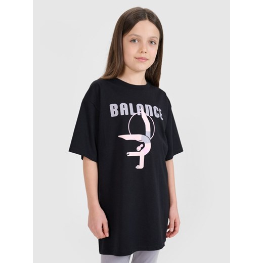 Dziewczęcy t-shirt z nadrukiem 4F 4FJRSS25TTSHF2646 - czarny ze sklepu Sportstylestory.com w kategorii Bluzki dziewczęce - zdjęcie 179733341