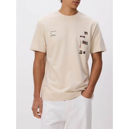 Reserved - T-shirt regular fit z nadrukiem - beżowy ze sklepu Reserved w kategorii T-shirty męskie - zdjęcie 179743510