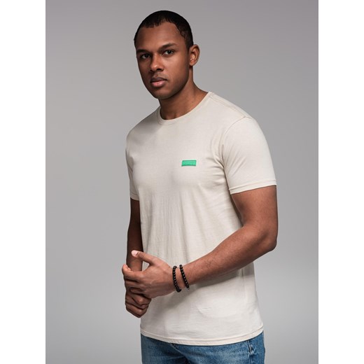Męski t-shirt bawełniany z zieloną naszywką na piersi – złamana biel V5 OM-TSCT-0151 ze sklepu ombre w kategorii T-shirty męskie - zdjęcie 179746232