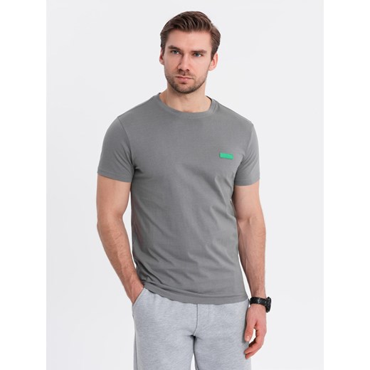 Bawełniany męski t-shirt z zieloną naszywką na piersi – szary V1 OM-TSCT-0151 ze sklepu ombre w kategorii T-shirty męskie - zdjęcie 179746480