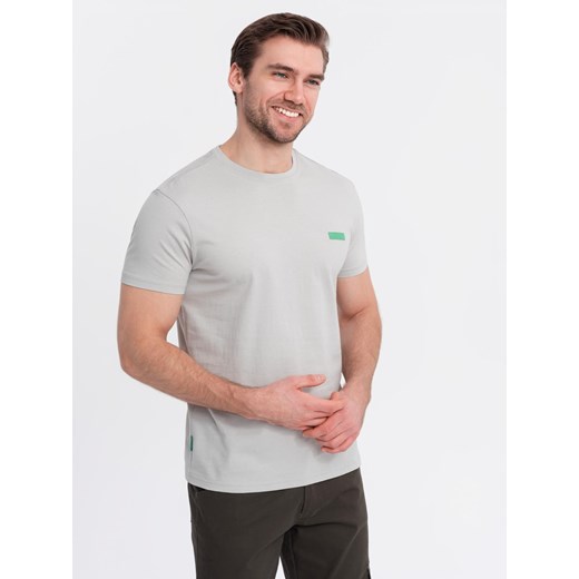 Męski bawełniany t-shirt z zieloną naszywką na piersi – jasnoszary V2 OM-TSCT-0151 ze sklepu ombre w kategorii T-shirty męskie - zdjęcie 179746501