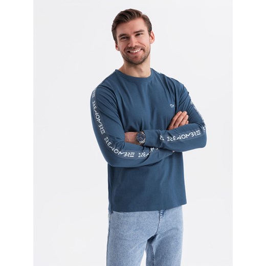 Bawełniany longsleeve męski U-neck z lampasami i nadrukiem na piersi – ciemnoniebieski V1 OM-LSCL-0127 ze sklepu ombre w kategorii T-shirty męskie - zdjęcie 179750112