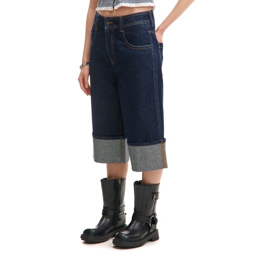 Cropp - Granatowe jeansowe szorty z podwiniętymi nogawkami - granatowy ze sklepu Cropp w kategorii Jeansy damskie - zdjęcie 179763304