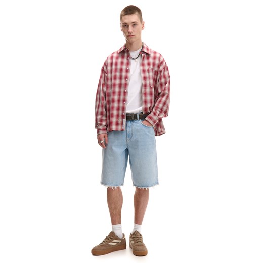 Cropp - Jeansowe szorty z postrzępionymi nogawkami - niebieski ze sklepu Cropp w kategorii Spodenki męskie - zdjęcie 179763404