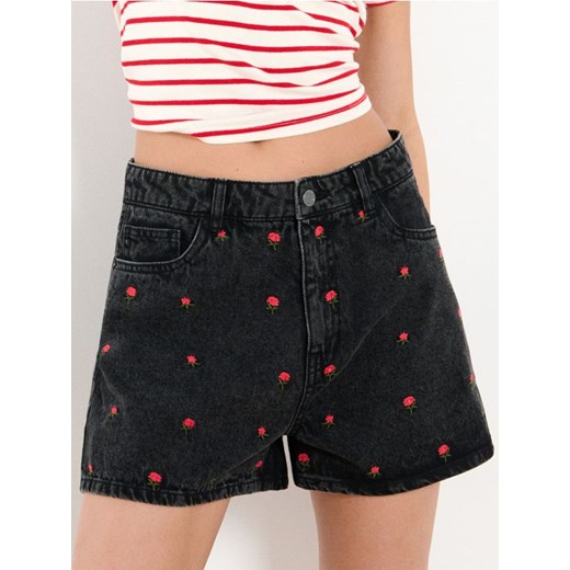 Sinsay - Szorty jeansowe high waist z haftowanymi różyczkami - czarny ze sklepu Sinsay w kategorii Szorty - zdjęcie 179765303