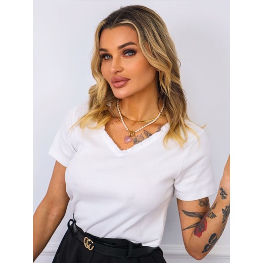 T-SHIRT PRĄŻKOWANY Z SZARPANYM DEKOLTEM- BIAŁY ze sklepu olika.com.pl w kategorii Bluzki damskie - zdjęcie 179766671