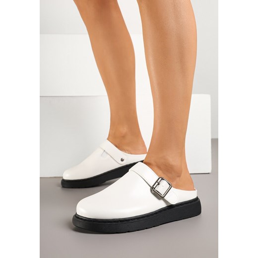 Białe Klapki Typu Mule Ozdobione Klamrą Oviella 38 born2be.pl