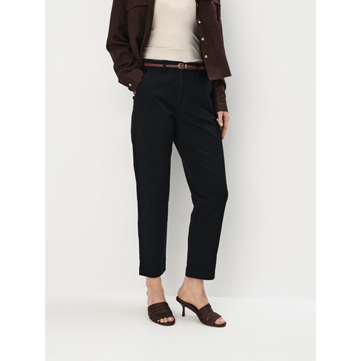 Mohito - Czarne spodnie chino z paskiem - czarny Mohito 34 Mohito