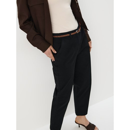 Mohito - Czarne spodnie chino z paskiem - czarny Mohito 38 Mohito