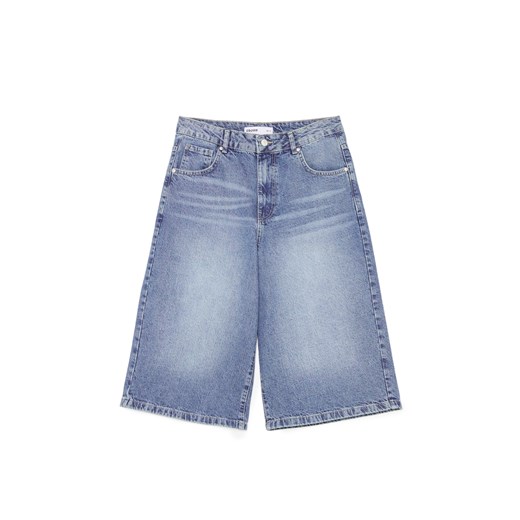 Cropp - Jeansowe szorty typu long jorts - niebieski ze sklepu Cropp w kategorii Szorty - zdjęcie 179777984